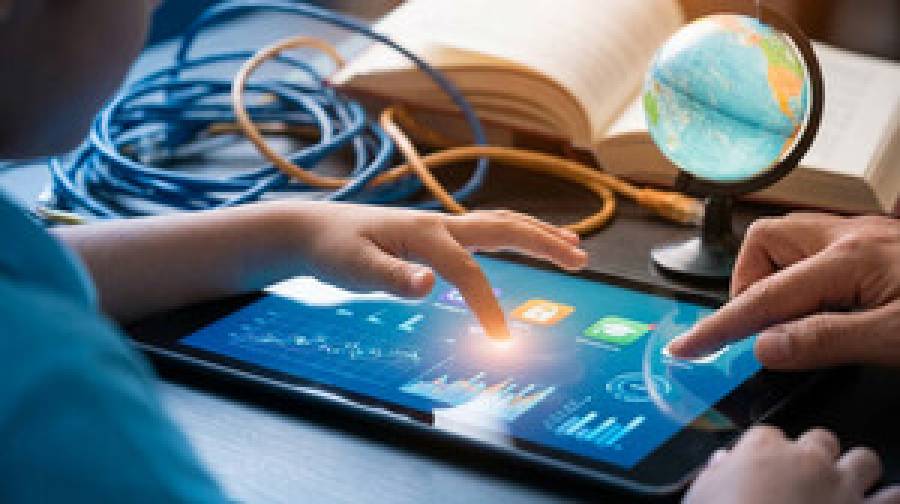 পাল্টে যাচ্ছে ডিজিটাল শৈশব: নতুন ঝুঁকি ও সুযোগ নিয়ে বিশেষজ্ঞদের বার্তা