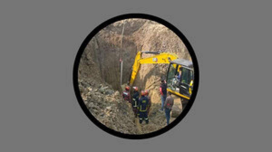 ৩২ ঘণ্টা অভিযানে পর রাজশাহীতে নলকূপের গর্তে পড়া শিশুটি জীবিত উদ্ধার