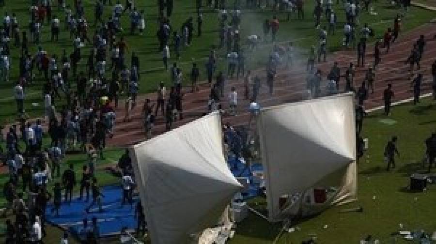 নিরাপত্তার শঙ্কায় ২০ মিনিটেই মাঠ ছাড়লেন মেসি, দর্শকদের ভাঙচুর