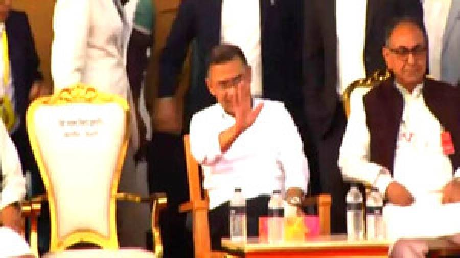 সুসজ্জিত আসন ছেড়ে সাধারণ চেয়ার বেছে নিলেন তারেক রহমান