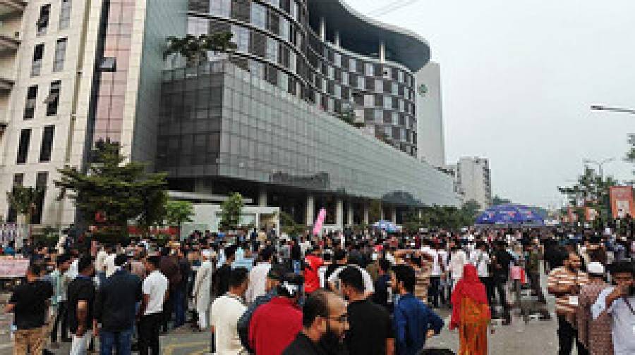 এনইআইআর কার্যকর: বিটিআরসি কার্যালয়ে মোবাইল ব্যবসায়ীদের হামলা-ভাঙচুর