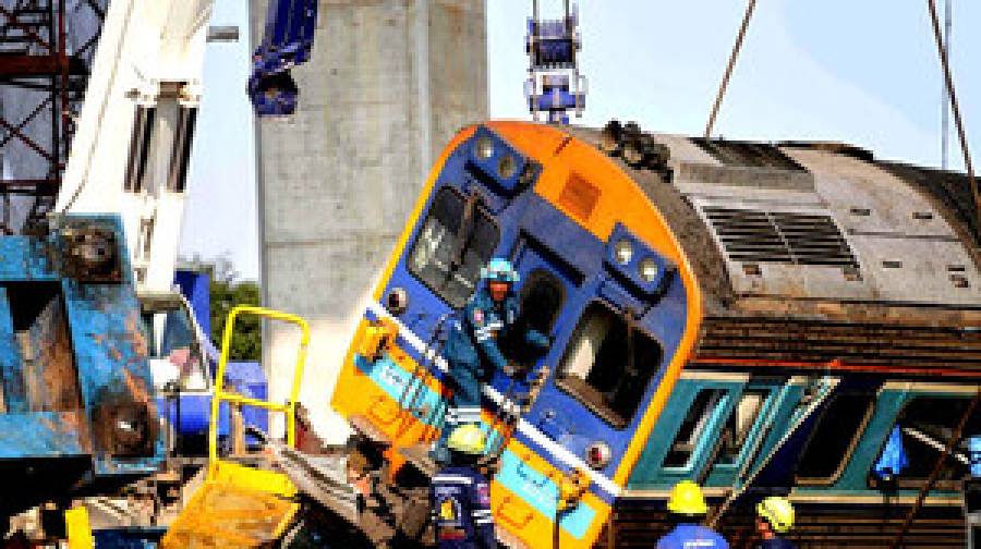 থাইল্যান্ডে চলন্ত ট্রেনের ওপর ক্রেন ধস: নিহত ২২, আহত ৫৫