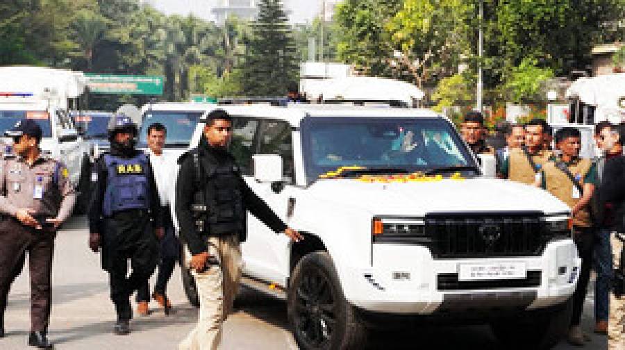 তারেক রহমানের গাড়িতে টেপ মারা খাম লাগিয়ে পালাল মোটরসাইকেল আরোহী