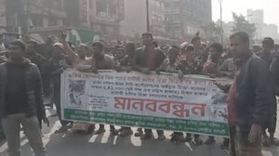 বাড্ডায় ব্যাটারিচালিত রিকশাচালকদের সড়ক অবরোধ, চরম ভোগান্তি