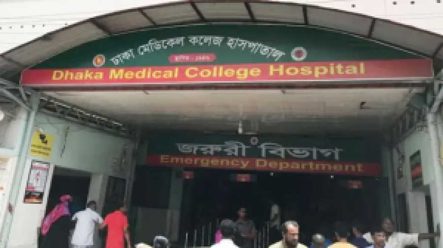ঢাকা মেডিকেলে রোগীর মৃত্যু: চিকিৎসককে মারধর, তিন ঘণ্টা বন্ধ চিকিৎসাসেবা