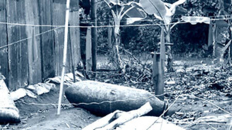 ২০ বছর ধরে অবিস্ফোরিত বোমার ওপর চলত কাপড় ধোয়া ও লাকড়ি কাটা