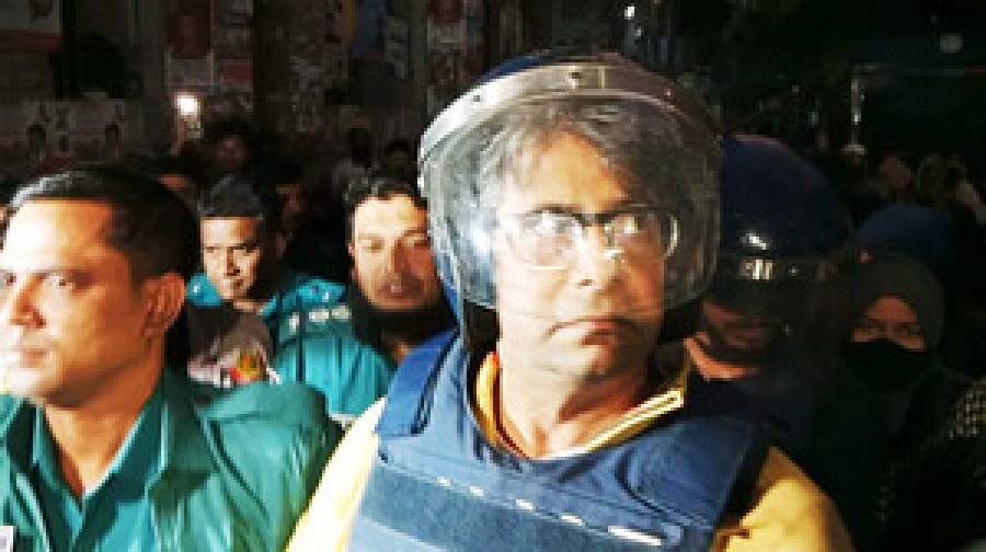 দুর্নীতি মামলায় এবার গ্রেপ্তার দেখানো হলো সাংবাদিক আনিস আলমগীরকে