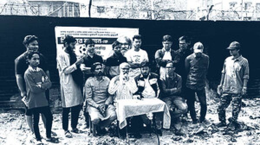 অভিনব প্রতিবাদে মিজানুর রহমানের ইশতেহার ঘোষণা