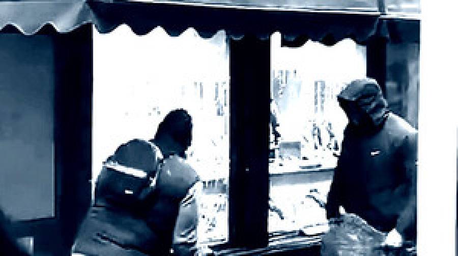 লন্ডনে প্রকাশ্য দিবালোকে গয়নার দোকানে দুর্ধর্ষ ডাকাতি