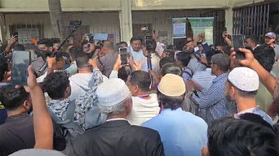 ঢাকা-৮: ভোটকেন্দ্রে তোপের মুখে নাসীরুদ্দীন পাটওয়ারী, ‘ভুয়া ভুয়া’ স্লোগান