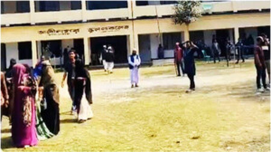 ভোলায় ককটেল বিস্ফোরণের পর ভোটগ্রহণ বন্ধ, ব্যালট পেপার নেওয়ার চেষ্টা