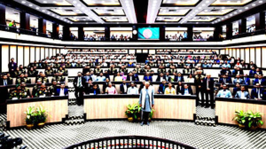 বিদায়ী ভাষণ শেষে ফটোসেশনে অংশ নিলেন ড. ইউনূস