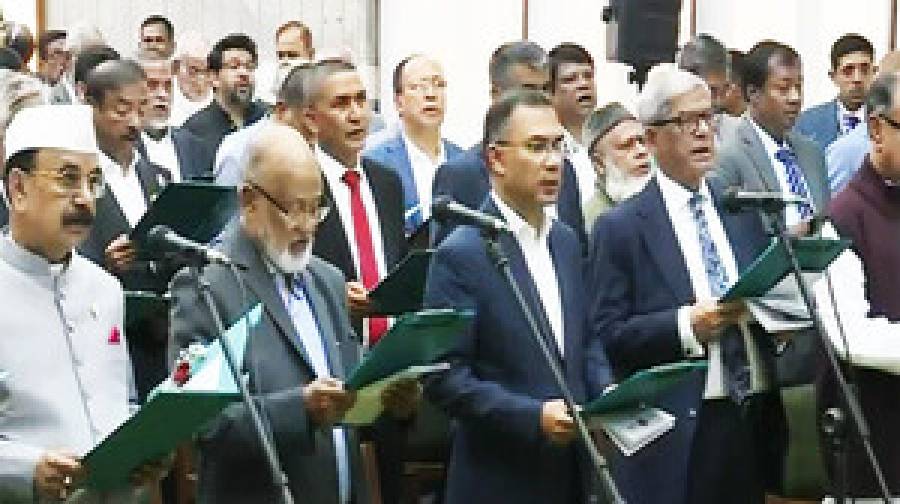 সংসদ সদস্যদের শপথ পড়ালেন প্রধান নির্বাচন কমিশনার