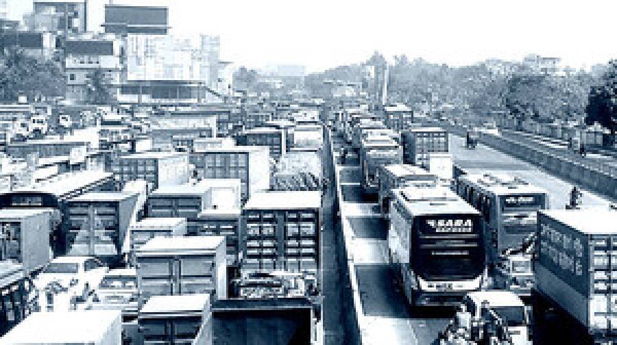 পুলিশের দুই ধরনের বক্তব্য: ৬ ঘণ্টায়ও কাটেনি ঢাকা-চট্টগ্রাম মহাসড়কের জট