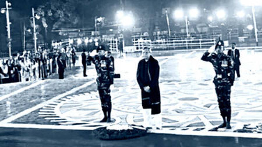 কেন্দ্রীয় শহীদ মিনারে রাষ্ট্রপতির পুষ্পস্তবক অর্পণ