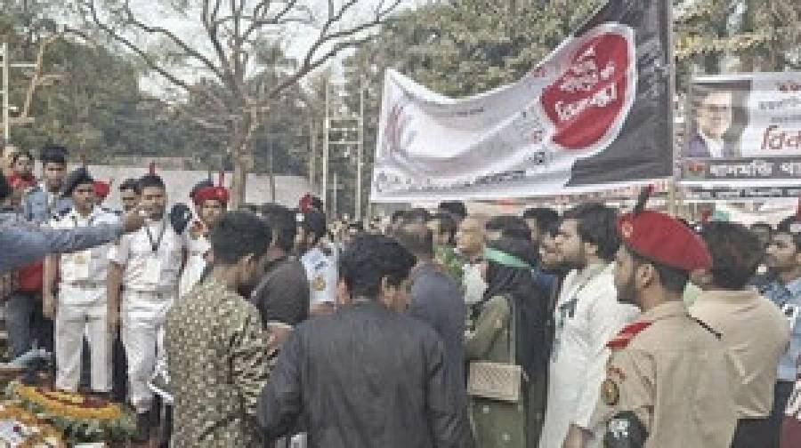 ভাষাশহীদদের প্রতি শ্রদ্ধা জানাতে শহীদ মিনারে মানুষের ঢল