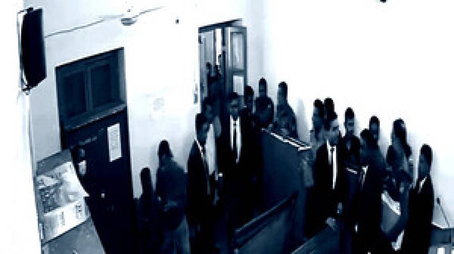 আ. লীগ নেতার জামিনে আদালতে আইনজীবীদের হট্টগোল