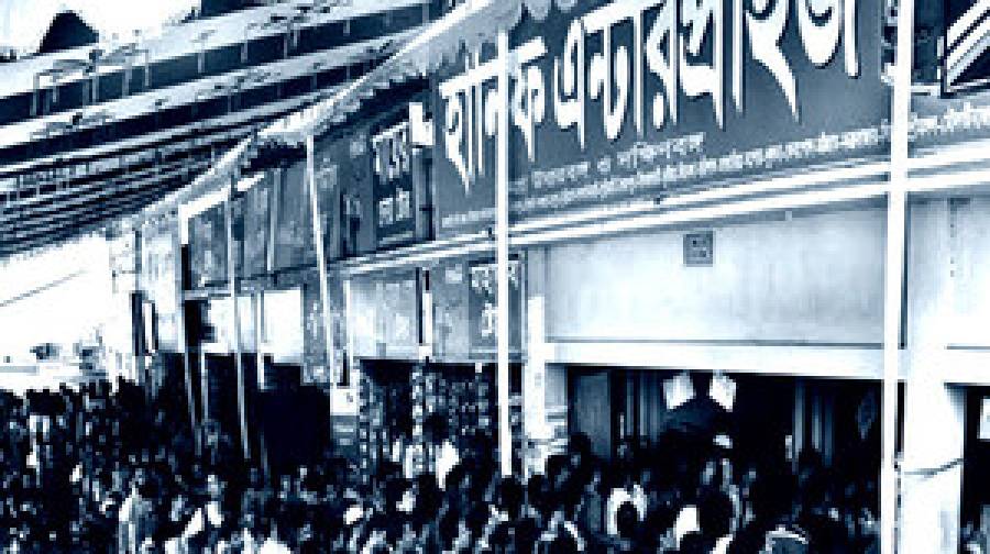 বাড়তি ভাড়া আদায়ে কঠোর ব্যবস্থা, মঙ্গলবার থেকে মিলবে অগ্রিম টিকিট