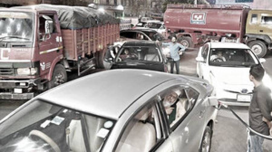 মধ্যপ্রাচ্যে যুদ্ধ: সরবরাহ বিঘ্নের শঙ্কায় তেল কিনতে ফিলিং স্টেশনে ভিড়