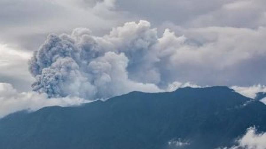 মাউন্ট মারাপিতে অগ্ন্যুৎপাত: ১ মাইল উঁচুতে ছাইয়ের কুণ্ডলী