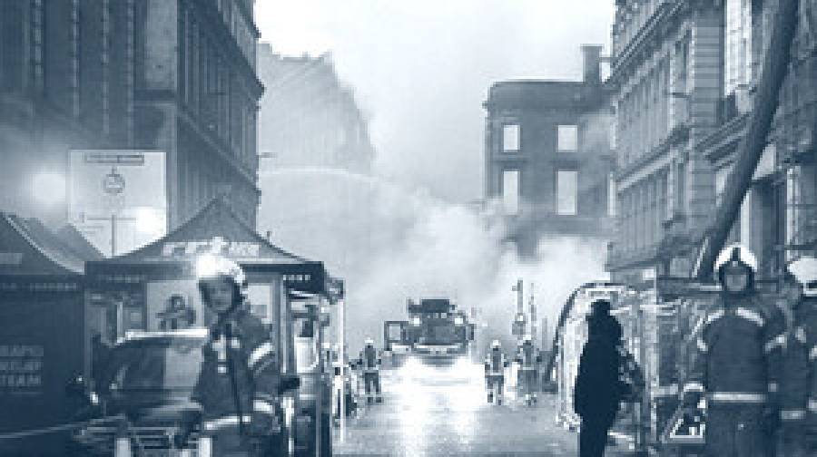 স্কটল্যান্ডে ভয়াবহ অগ্নিকাণ্ড: ধসে পড়ল ঐতিহাসিক ভবন