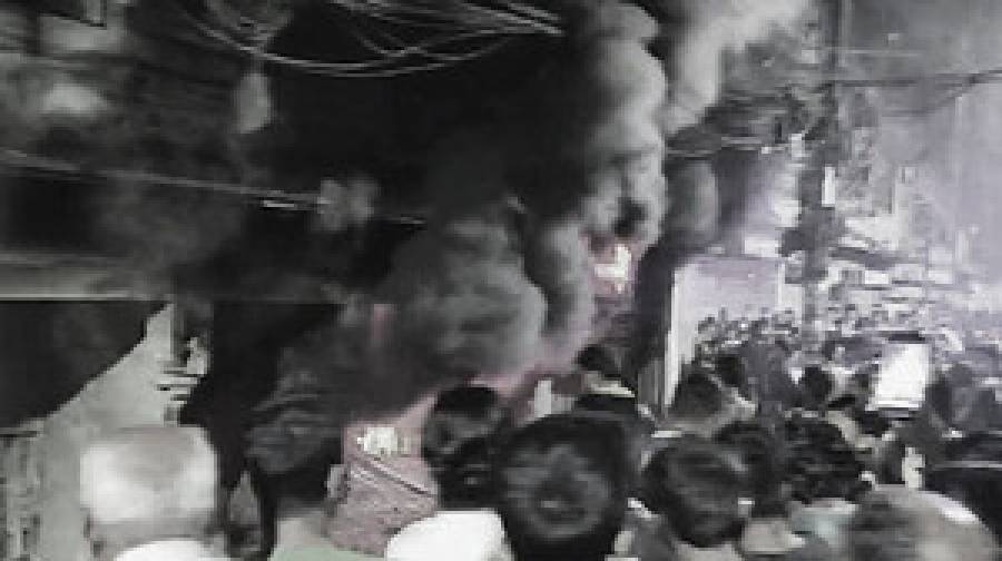 মধ্যরাতে মিরপুরের বেনারসি পল্লীতে আগুন