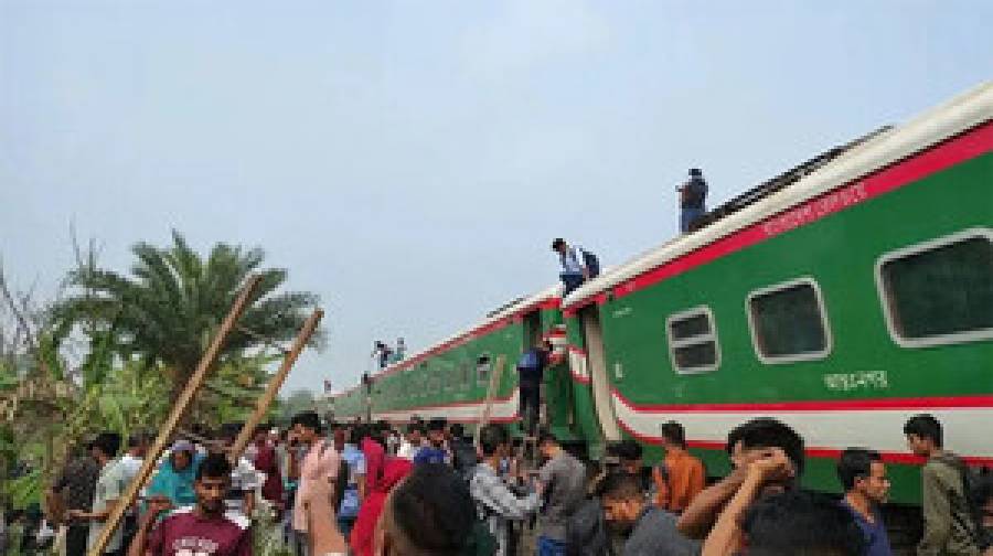 সান্তাহারে নীলসাগর এক্সপ্রেসের ৯ বগি লাইনচ্যুত, ‘বহু’ হতাহতের আশঙ্কা