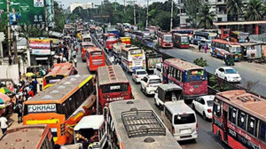 চন্দ্রায় তীব্র যানজট, ঈদযাত্রায় ভোগান্তিতে ঘরমুখো মানুষ