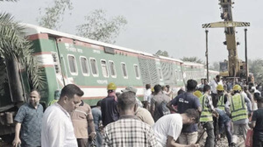 নীলসাগর এক্সপ্রেস লাইনচ্যুত: ঢাকার সঙ্গে উত্তরবঙ্গের ট্রেন চলাচল ২২ ঘণ্টা পর শুরু