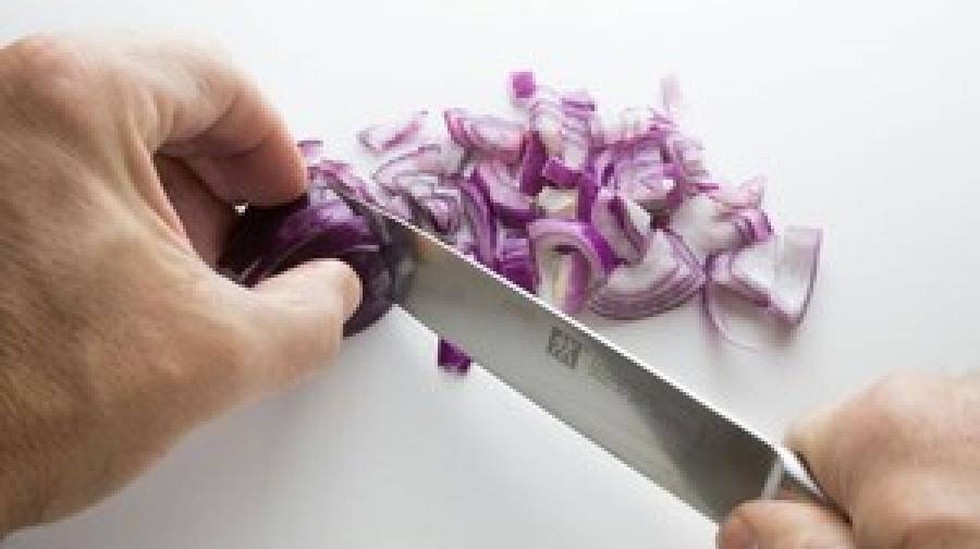 পেঁয়াজের সাথে চোখের ‘শত্রুতা’ মেটানোর সহজ উপায়