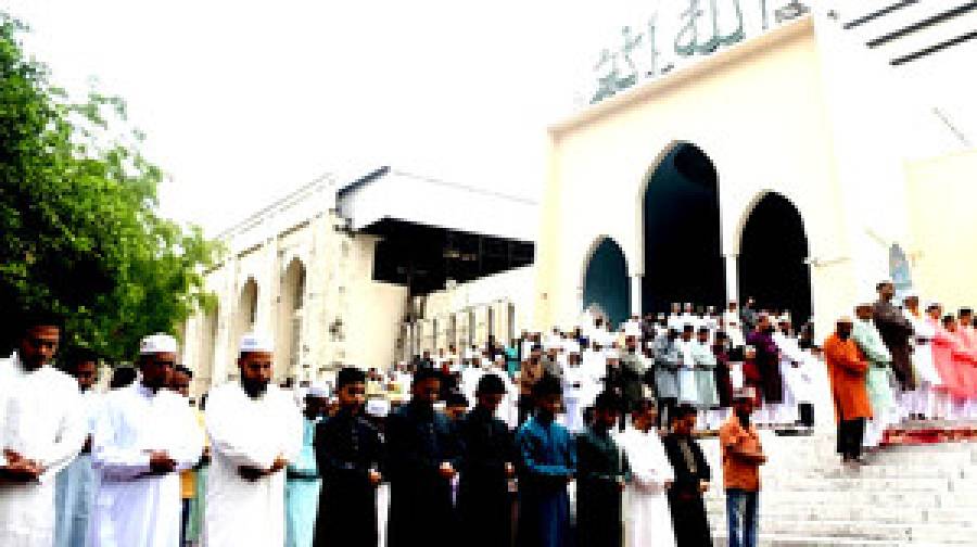 দেশব্যাপী উৎসবমুখর পরিবেশে ঈদুল ফিতর পালিত হচ্ছে