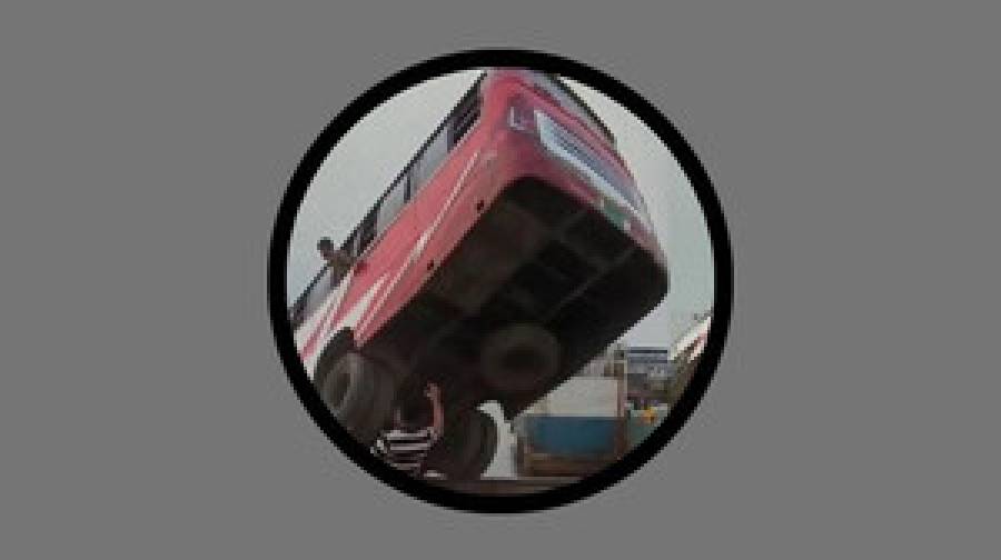 যাত্রী নিয়ে দৌলতদিয়া ফেরিঘাট থেকে বাস পড়ল পদ্মায়, নিহত ২