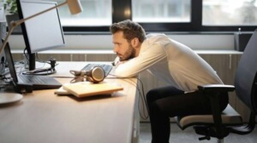 ছুটি শেষে অফিসে মন বসছে না? জেনে নিন কাজে ছন্দ ফেরানোর জাদুকরী উপায়