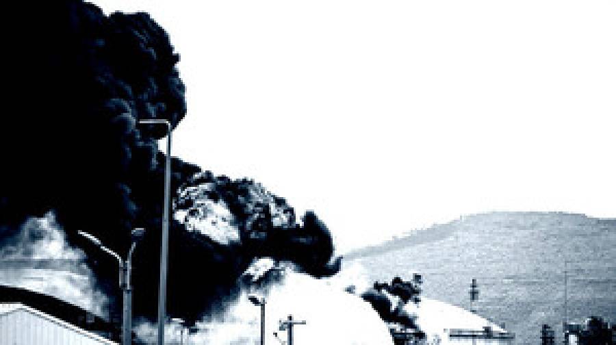 কুয়েতি তেলবাহী জাহাজে হামলা, সাগরে জ্বালানি ছড়িয়ে পড়ার শঙ্কা