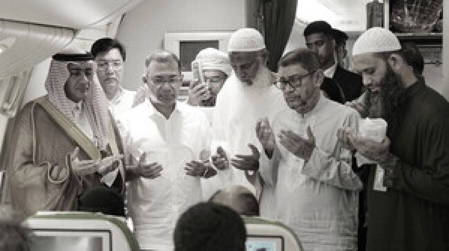 হজ ফ্লাইট শুরু, খরচ কমানোর আশ্বাস প্রধানমন্ত্রীর