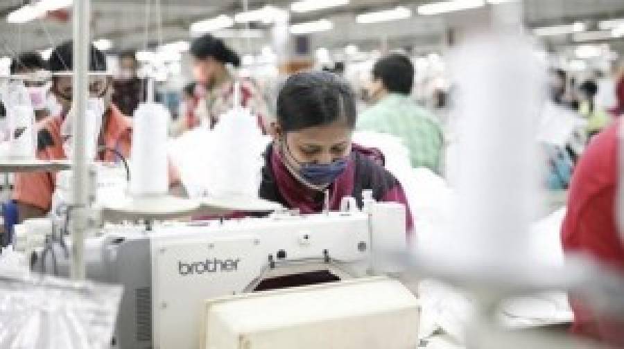 জ্বালানি সংকটে বিপর্যস্ত গার্মেন্টস খাত, উৎপাদন কমে বাজার হারানোর শঙ্কা