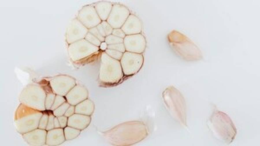 খালি পেটে কাঁচা রসুন: জেনে নিন এর বিস্ময়কর উপকারিতা