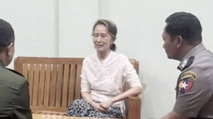 কারাবাস থেকে ফের গৃহবন্দি সু চি, বেঁচে থাকা নিয়ে ছেলের সন্দেহ