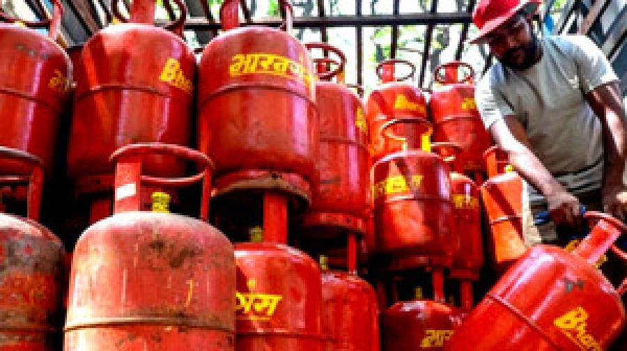 ভারতে বাণিজ্যিক সিলিন্ডারের দাম বাড়ল ৯৯৩ রুপি