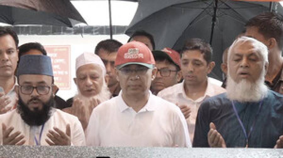সিলেটে পৌঁছে শাহজালালের মাজার জিয়ারত করলেন প্রধানমন্ত্রী