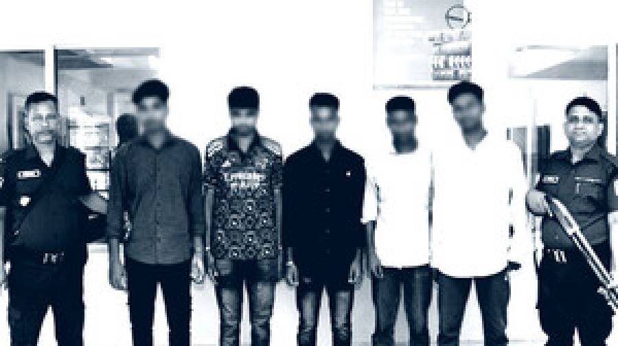 ১৮ লাখ টাকার চুক্তি: কনস্টেবল হওয়ার আগেই আটক ৫