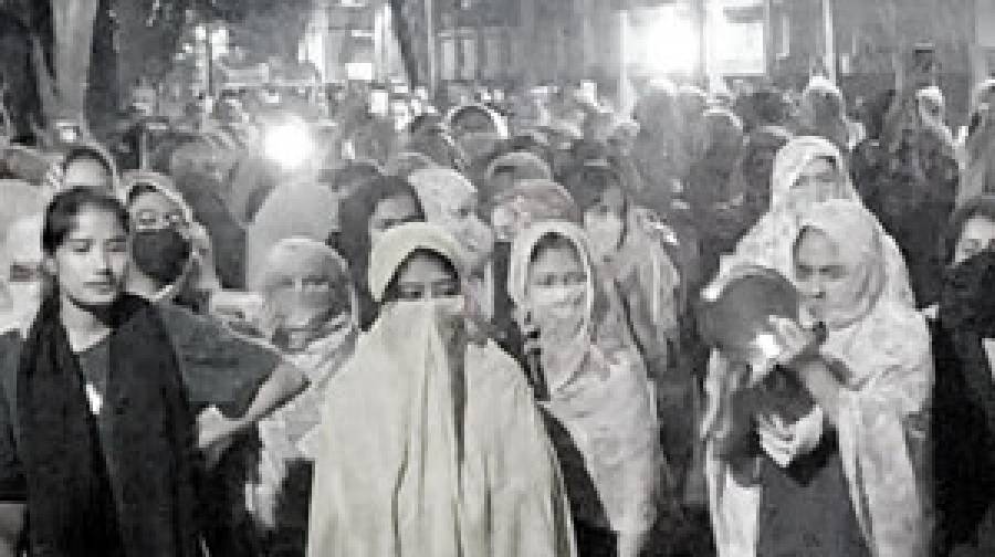 ছাত্ররাজনীতি নিষিদ্ধের দাবি: মধ্যরাতে বিক্ষোভে উত্তাল ইডেন কলেজ