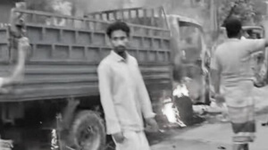গরু চোর সন্দেহে তিনজনকে হত্যা, পিকআপে আগুন