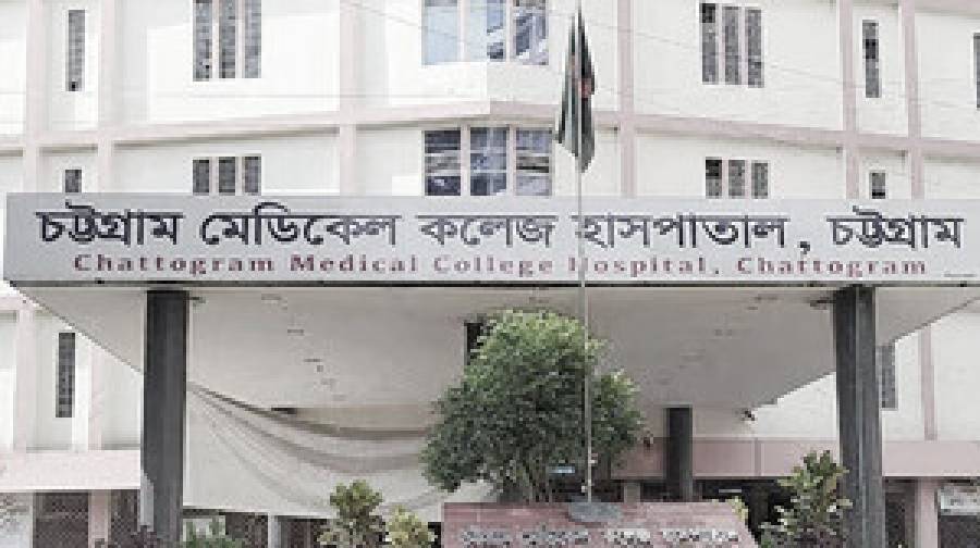 চট্টগ্রামে অনির্দিষ্টকালের কর্মবিরতিতে ইন্টার্ন চিকিৎসকরা