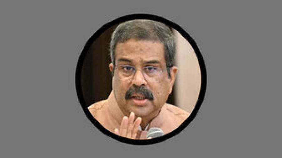 তীব্র বিক্ষোভের মুখে পদত্যাগ করলেন ভারতের শিক্ষামন্ত্রী