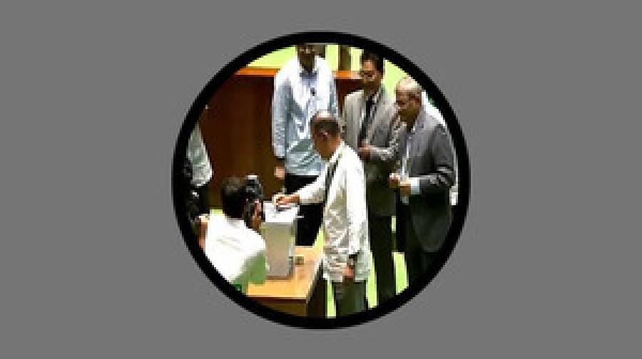 ৩৫ বছর পর প্রতিদ্বন্দ্বিতায় রাষ্ট্রপতি নির্বাচন, শুরুতেই ভোট দিলেন তারেক রহমান
