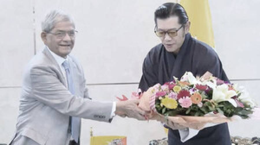 যাত্রাবিরতিতে রাষ্ট্রপতির সঙ্গে ভুটানের রাজার সৌজন্য সাক্ষাৎ