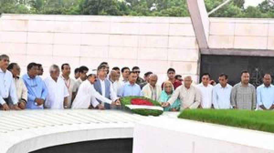 জিয়াউর রহমান ও খালেদা জিয়ার সমাধিতে প্রধানমন্ত্রীর শ্রদ্ধা
