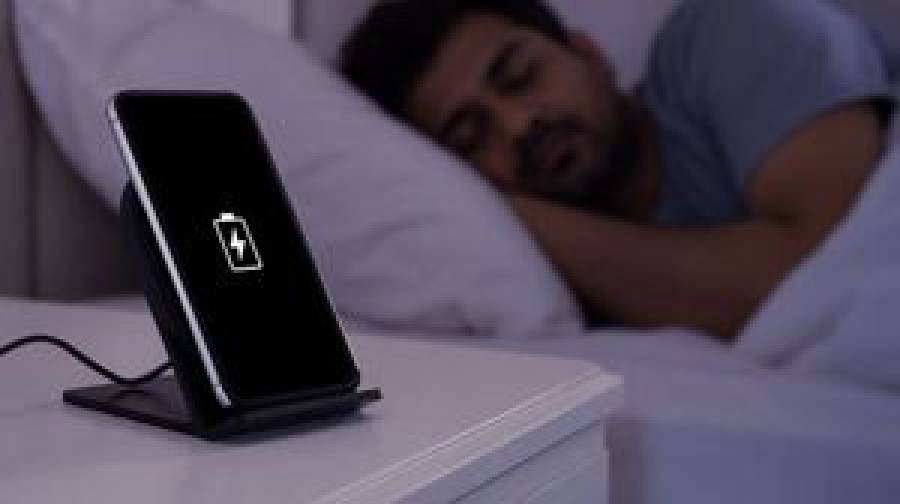 রাতে চার্জে রাখা স্মার্টফোনের অজানা কার্যক্রম