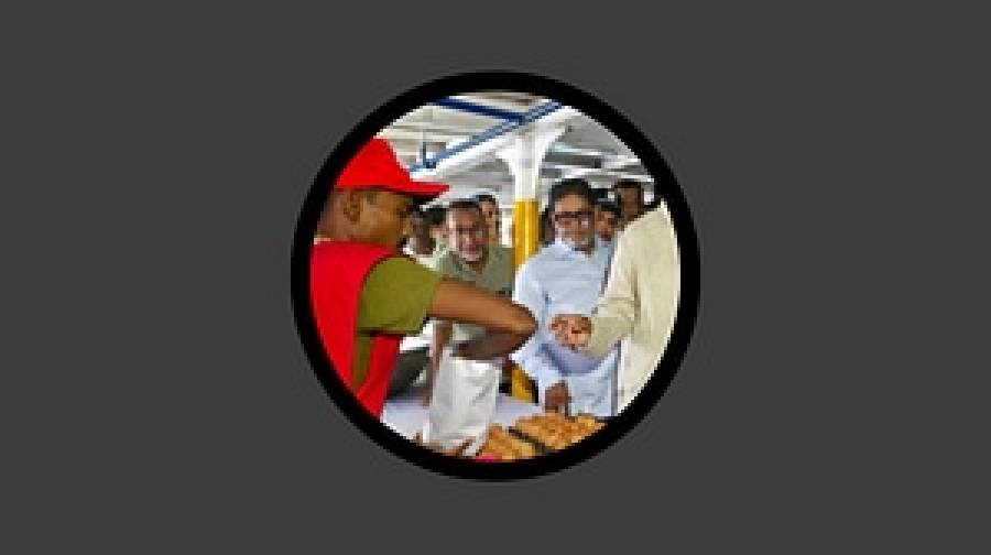 বর্জ্যের বিনিময়ে নিত্যপণ্য: বুড়িগঙ্গায় ভাসমান বাজার